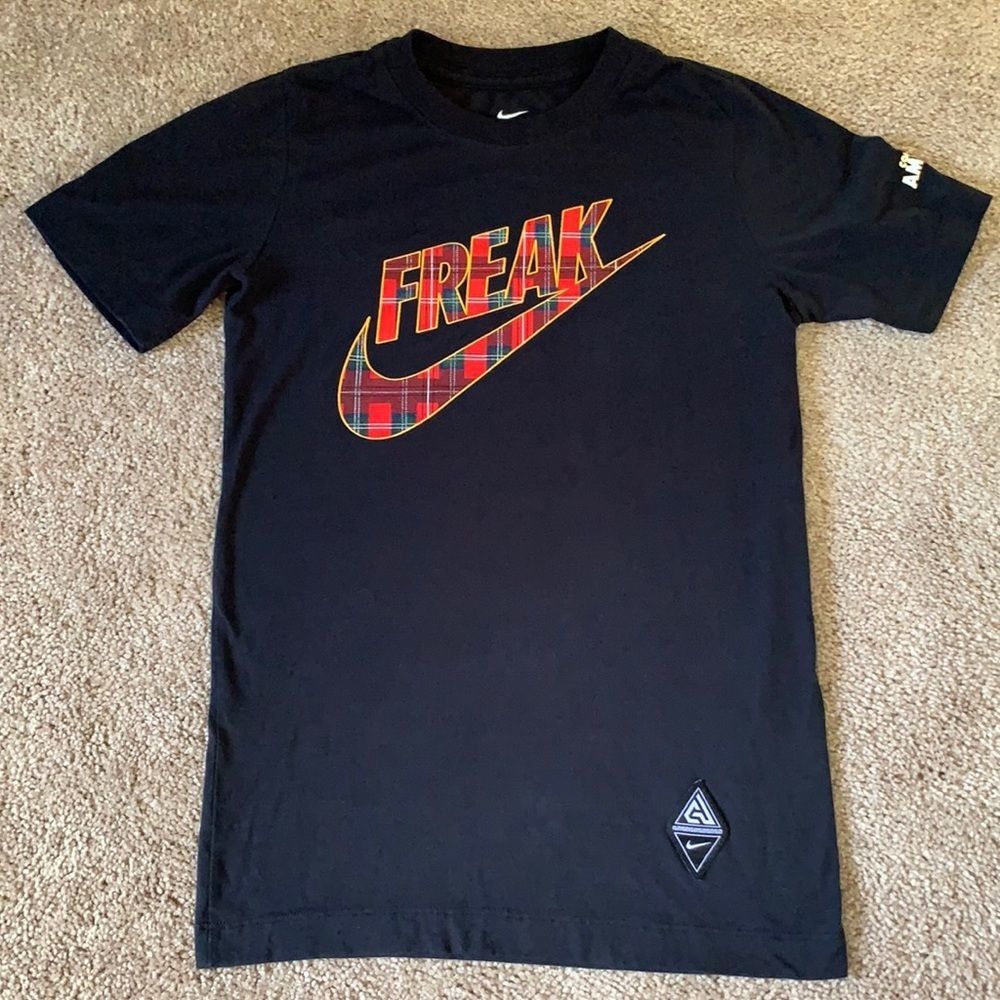 RARE Nike Freak Giannis Black and Red Plaid Tee Shirt Sz Youth Medium